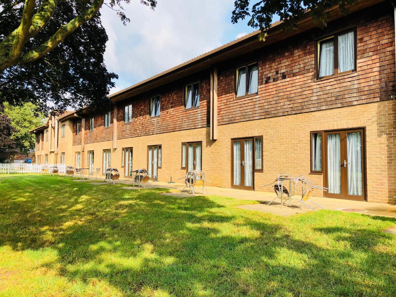 Stoneleigh Park Lodge Ashow Exterior photo
